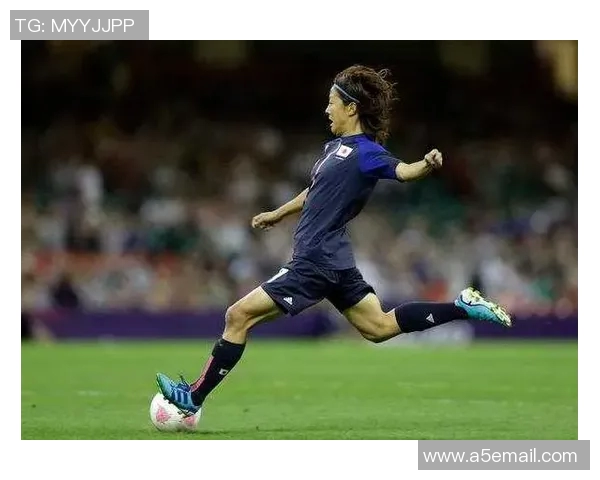 足球场上的白人帅哥球员们展现魅力与实力的完美结合